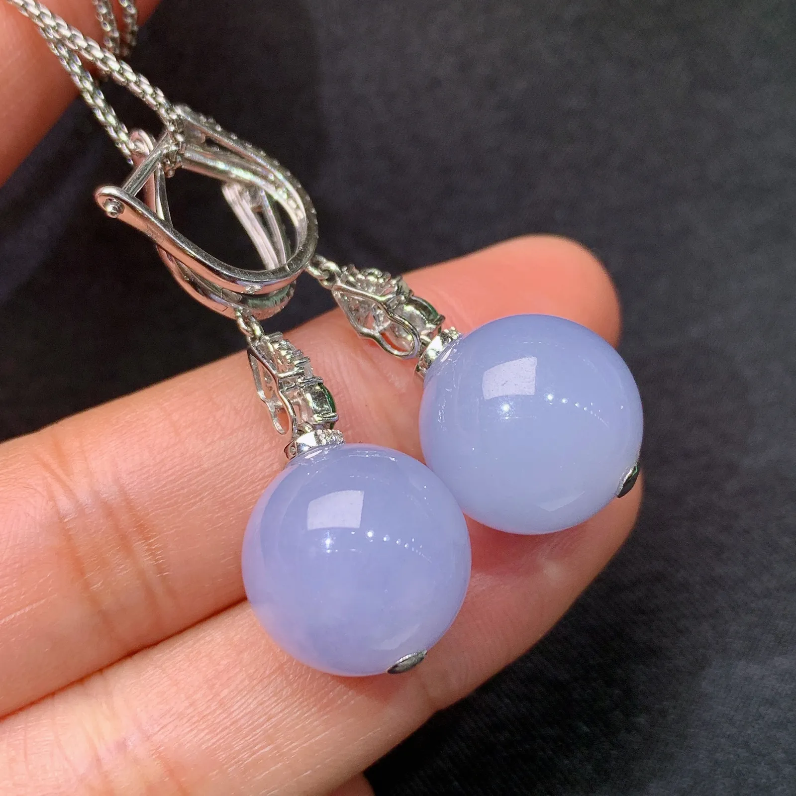 紫罗兰圆珠耳坠，18k金镶嵌，温润细腻，颜色鲜艳，Hl 直径14.2