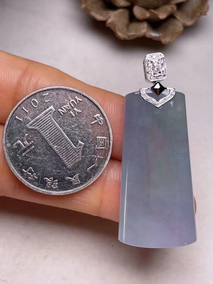 冰糯种淡紫无事牌吊坠、真金真钻镶嵌，种水好，玉质细腻 .裸石尺寸 35.3*18.0