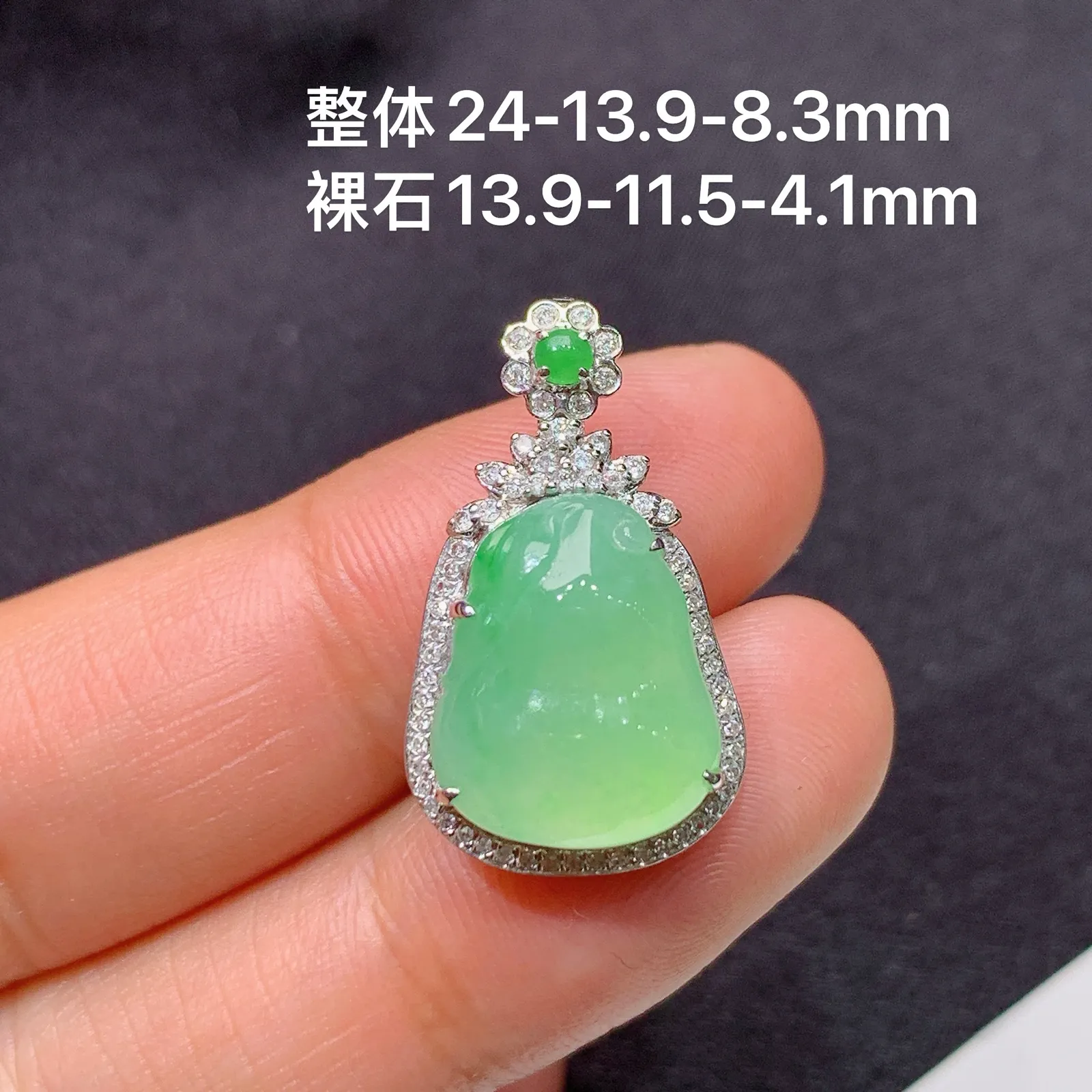 果绿福瓜吊坠，18k金镶嵌，冰润饱满，玉质细腻，种水足，Fj 尺寸24*13.9*8.3