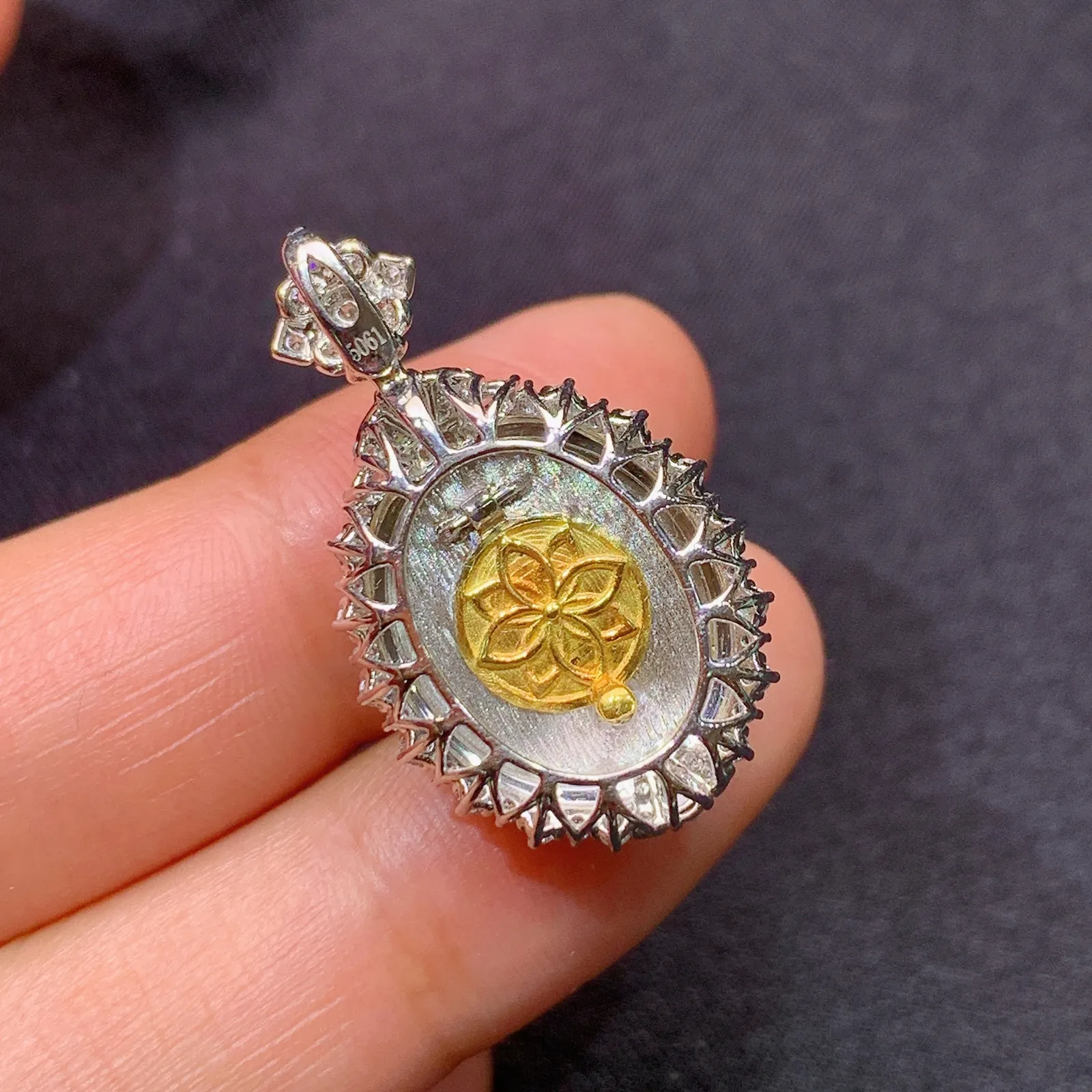 冰种甜绿蛋面吊坠，18k金镶嵌，冰润色阳，玉质细腻，种水足，Fj 尺寸28.1*16.6*11.1