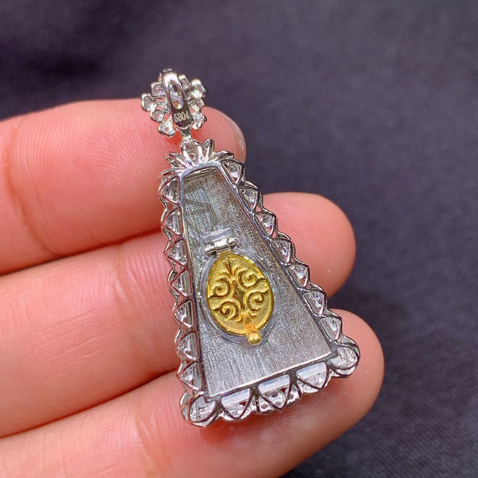 阳绿无事牌吊坠，18k金镶嵌，冰润色阳，种老水足，Fj 尺寸33.2*17.1*7.1