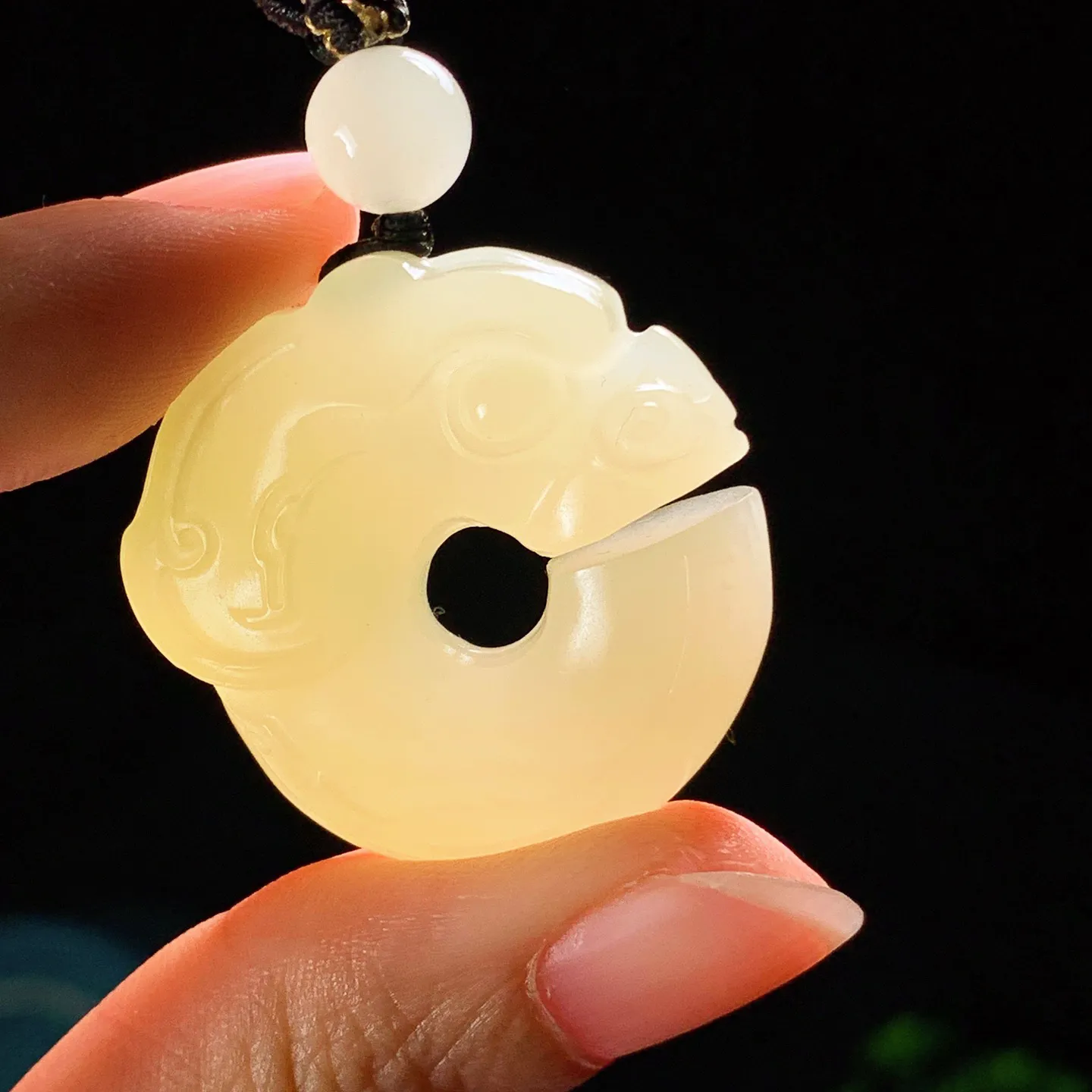 新疆和田玉若羌黄口料玉猪龙挂件。尺寸31/10重19.5克 玉质细腻油润 底色纯净 脂粉好，品质好。lt250112