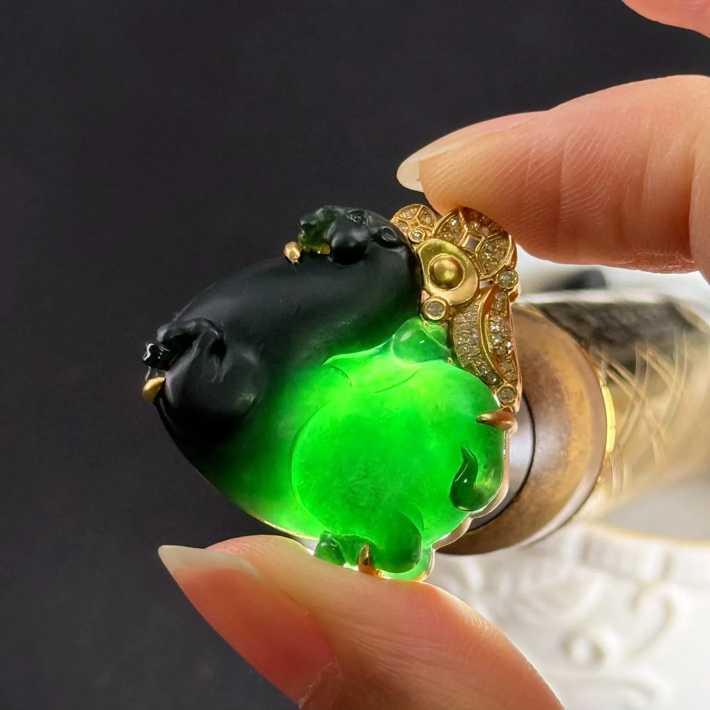 精品18k墨翠马上有钱 种好色正 黑度极好 打灯通透 油性十足 尺寸30.2