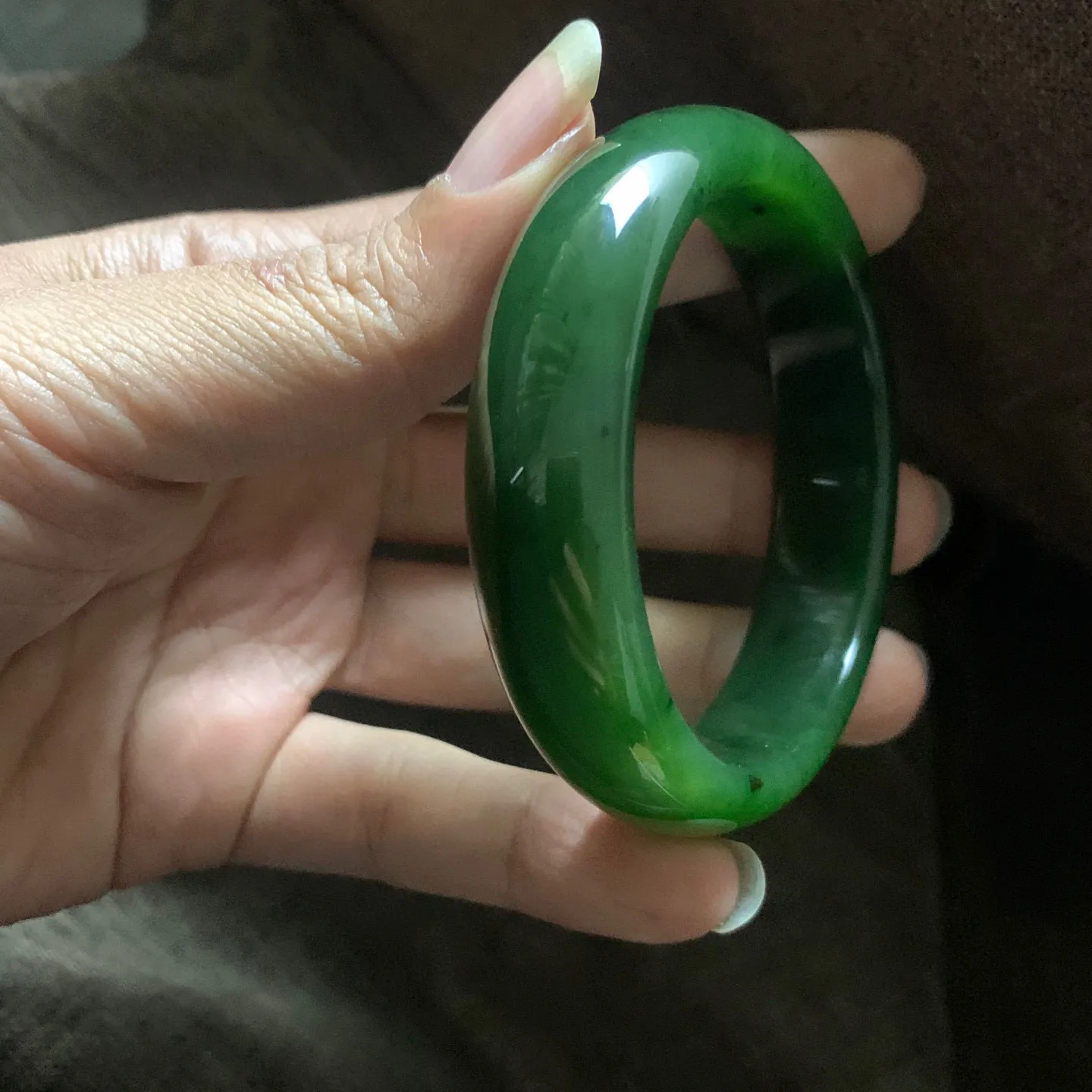 和田玉碧玉58圈口菠菜绿宽版手镯【挽间柔情】，镯型古朴典雅。在诗情画意的雨巷相遇，你是我腕间的一抹风情，有你眸有深情.清风荡漾湖间静水，我愿俯身低眉，在烟波涟漪处寻