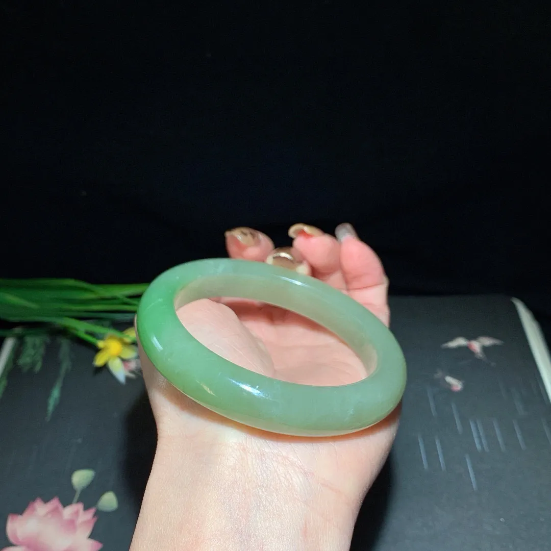 和田玉58圈口翠青手镯！玉质细腻油润 底色纯净 无裂无黑 脂粉好，品质高