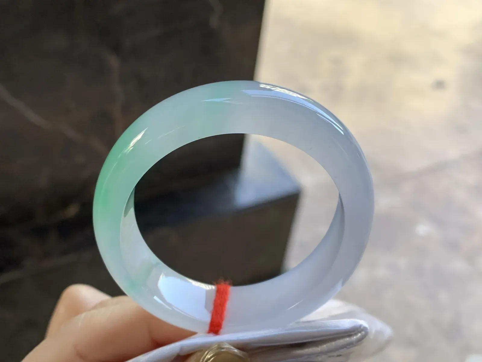 冰种带色贵妃镯
尺寸：53.5-13.2-7.8mm
种老肉细 正圈51 52可以带