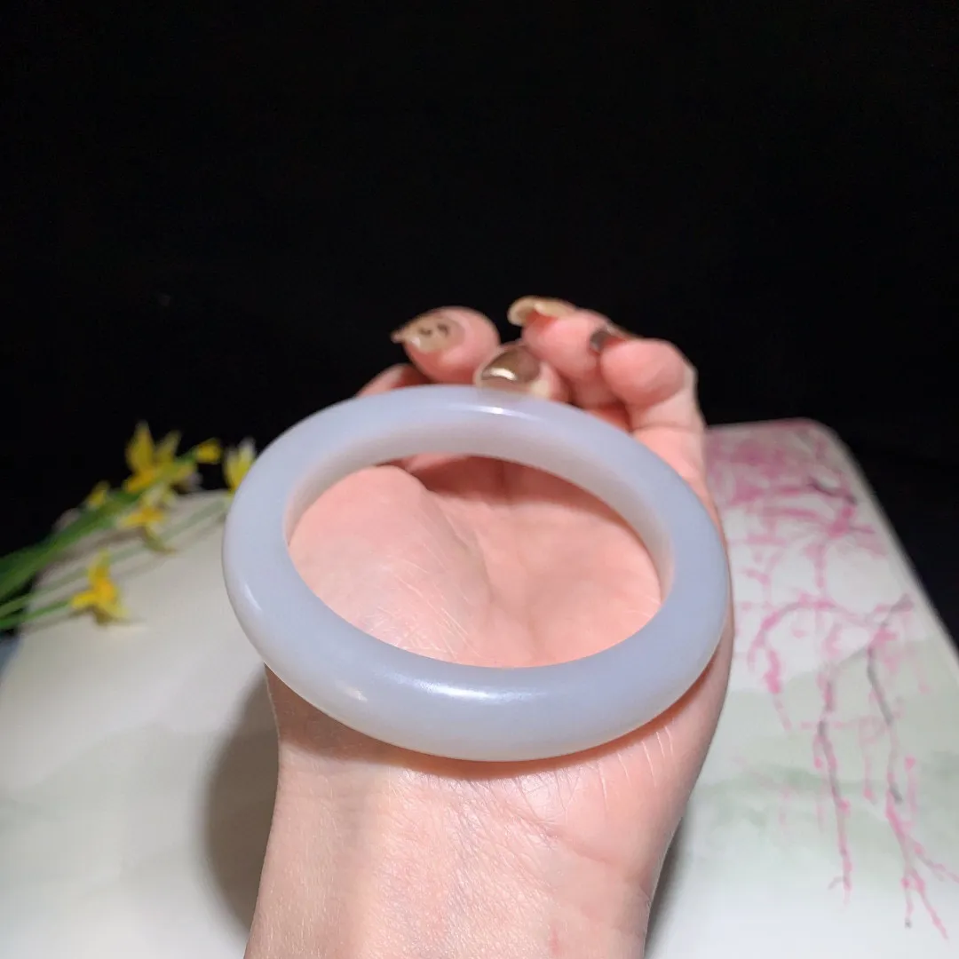 和田玉56.5圈口紫罗兰色手镯！冰底紫！玉质细腻油润 底色纯净 无裂无杂 脂粉好，品质好！