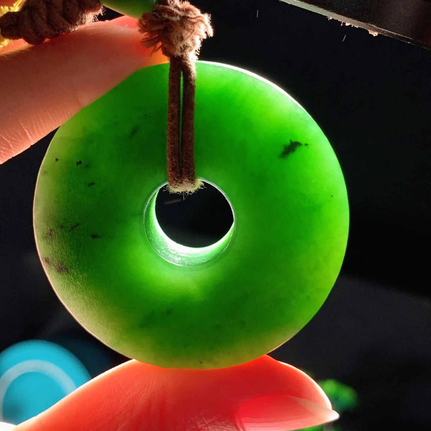 和田玉菠菜绿俄罗斯碧玉平安扣挂件。尺寸50/13重69.5克 玉质细腻油润 底色纯净 脂粉好，品质好。lt250112