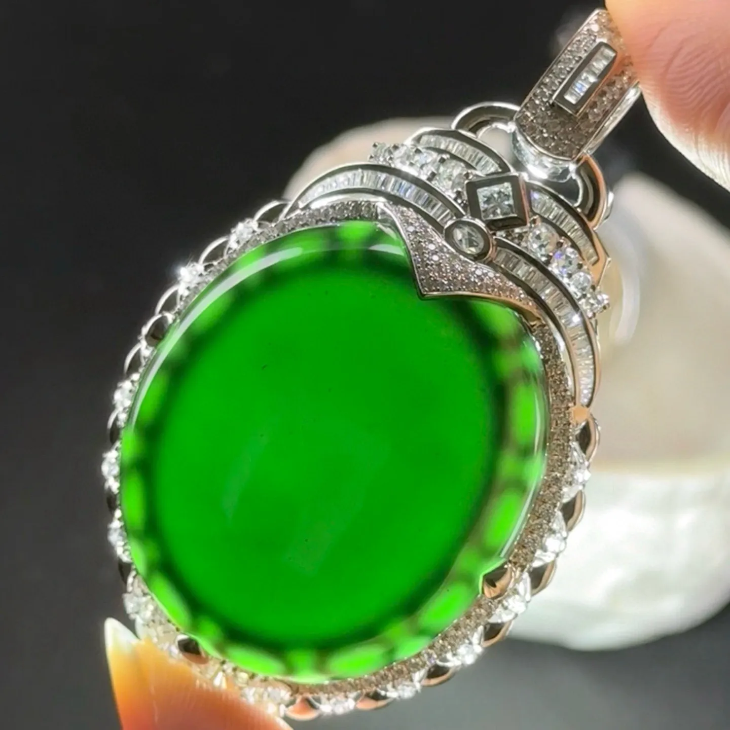 豪镶墨翠蛋面吊坠 种好色正 黑度极好 打灯通透 油性十足 尺寸62.3