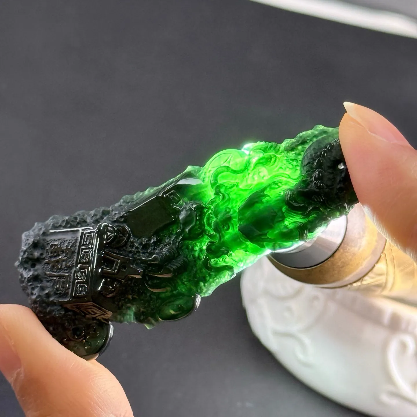 精品墨翠八破图 种好色正 黑度极好 打灯通透 尺寸58.9