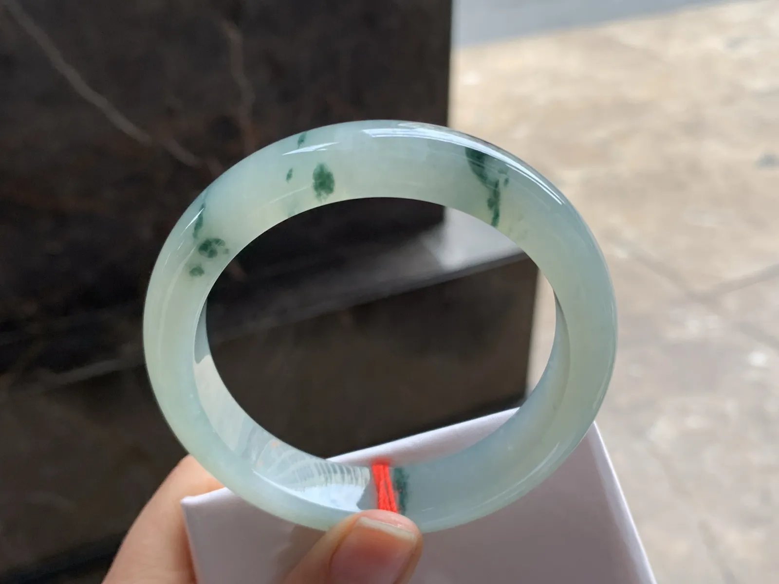 56.5-12.8-8.6

蓝花手镯^_^玉质温润