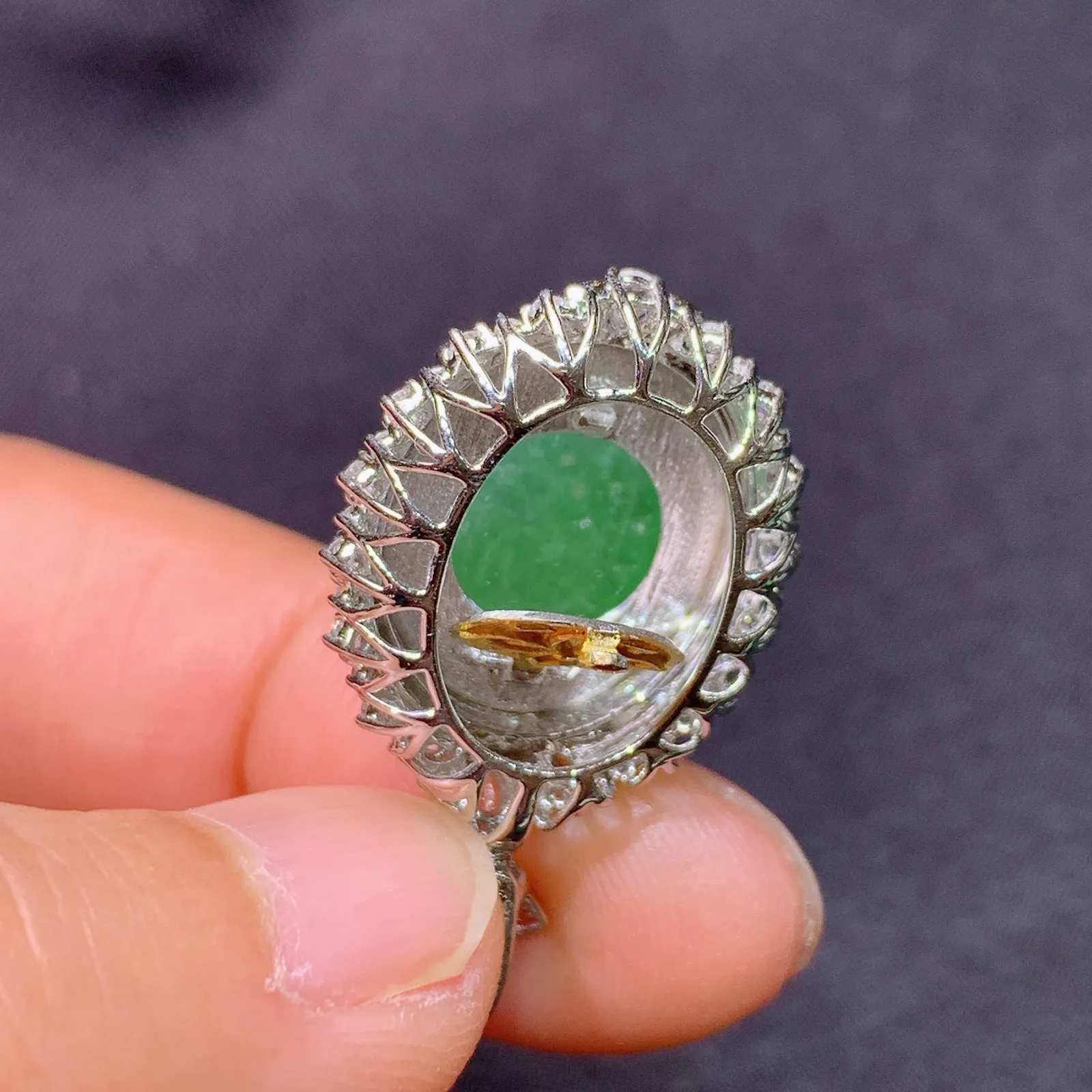 冰种甜绿蛋面吊坠，18k金镶嵌，冰润色阳，玉质细腻，种水足，Fj 尺寸28.1*16.6*11.1