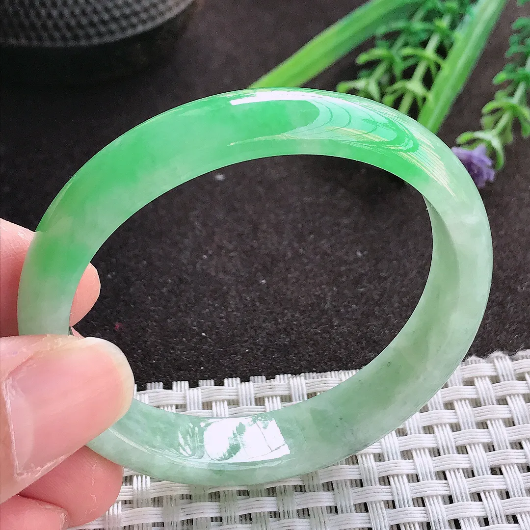 实拍翡翠A货51/46.5/12/6.5老坑精美满绿飘阳绿贵妃手镯翡翠玉镯女款