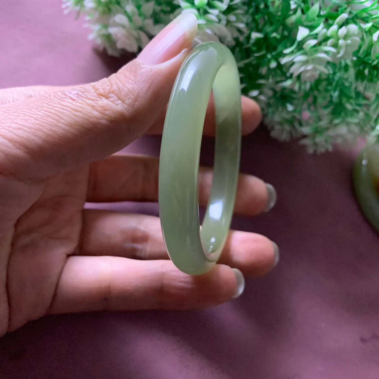 和田玉55.5圈口清水色手镯【挽间柔情】，高冰晴水手镯，镯型古朴典雅。在诗情画意的雨巷相遇，你是我腕间的一抹风情，有你眸有深情.清风荡漾湖间静水，我愿俯身低眉，在烟波涟漪处寻