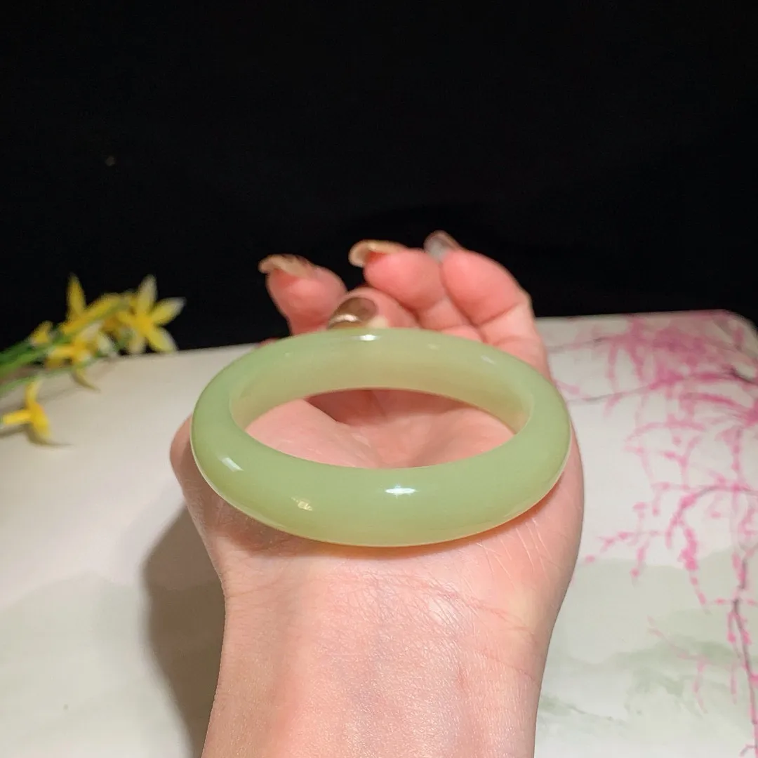 和田玉52圈口黄口料手镯！玉质细腻油润 底色纯净 无裂无杂 脂粉好，品质好！