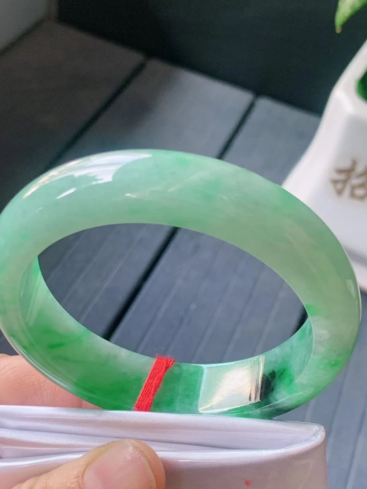 【翡翠名称】老坑种绿飘花55.3正圈口手镯
【翡翠尺寸】55.3/13.8/8.7mm适合54-56