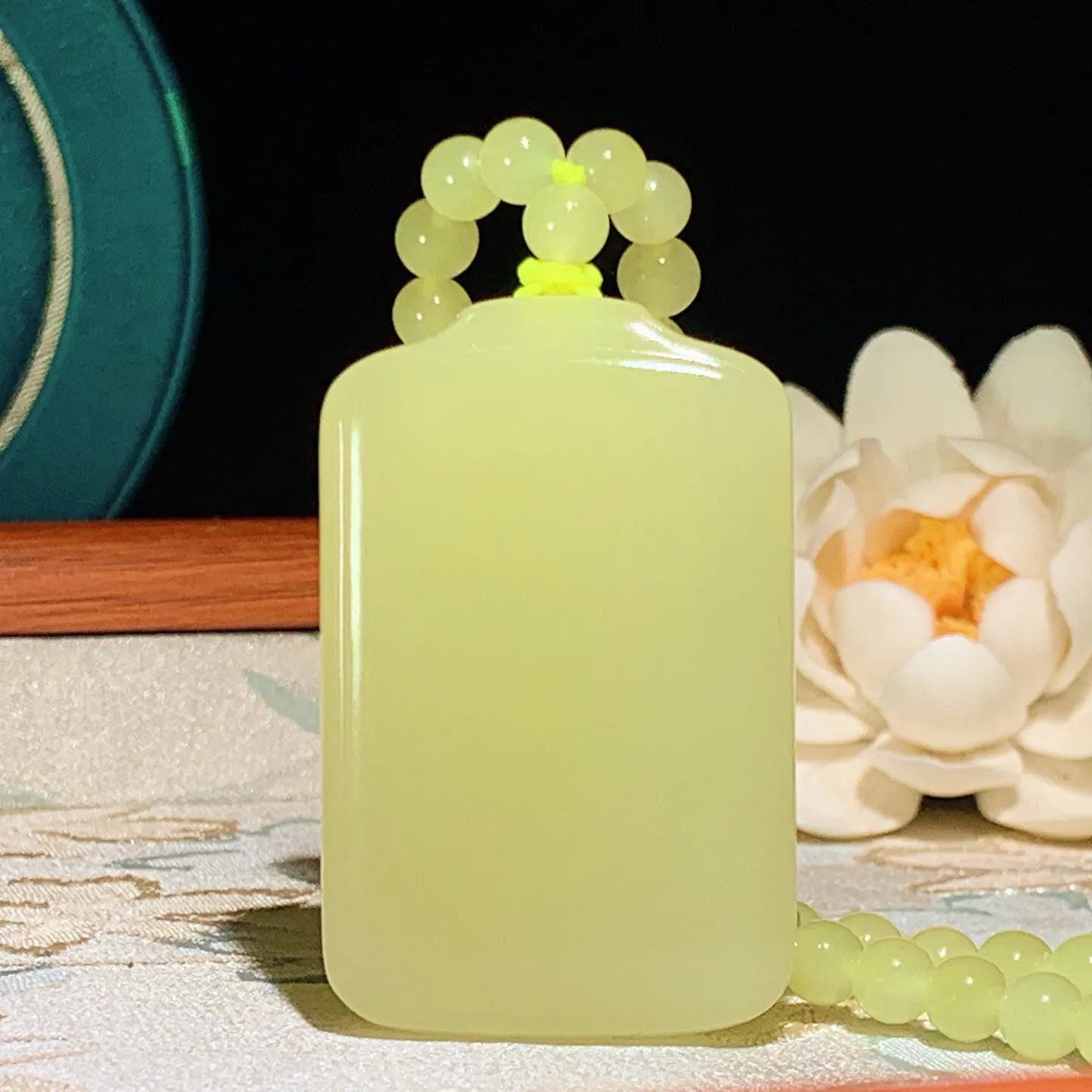 新疆和田玉若羌黄口料平安无事牌挂件。尺寸52/33/10重85.5克 玉质细腻油润 底色纯净 脂粉好，品质好。lt260112