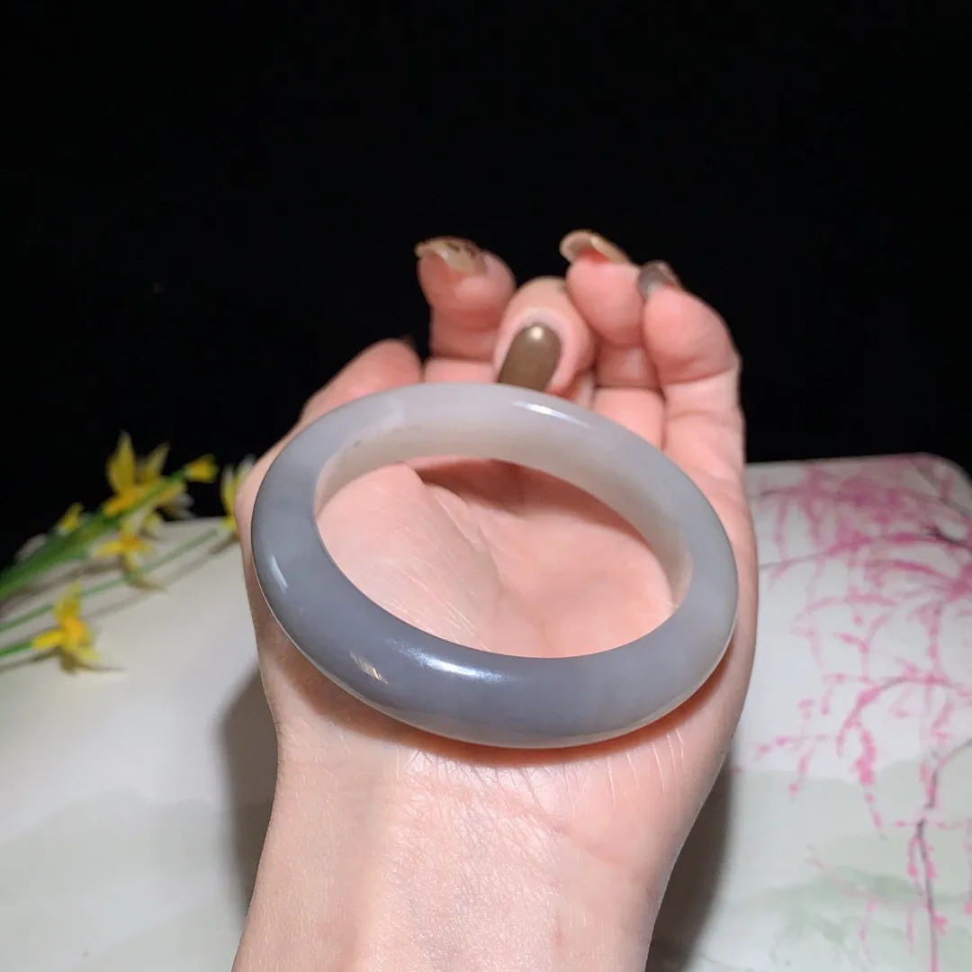 和田玉52.5圈口紫罗兰色手镯！玉质细腻油润 底色纯净 无裂无杂 脂粉好，品质好！