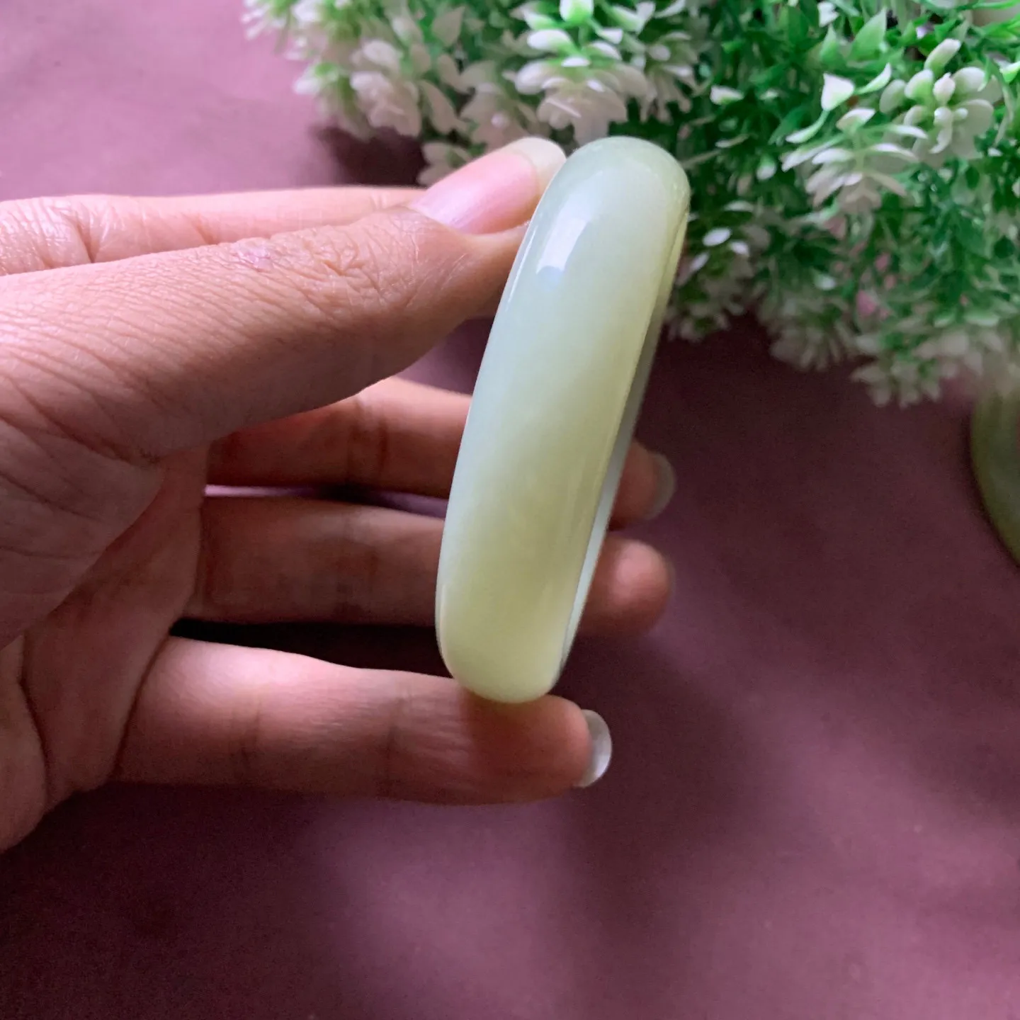 和田玉55圈口黄口料手镯【挽间柔情】，高冰晴水手镯，镯型古朴典雅。在诗情画意的雨巷相遇，你是我腕间的一抹风情，有你眸有深情.清风荡漾湖间静水，我愿俯身低眉，在烟波涟漪处寻