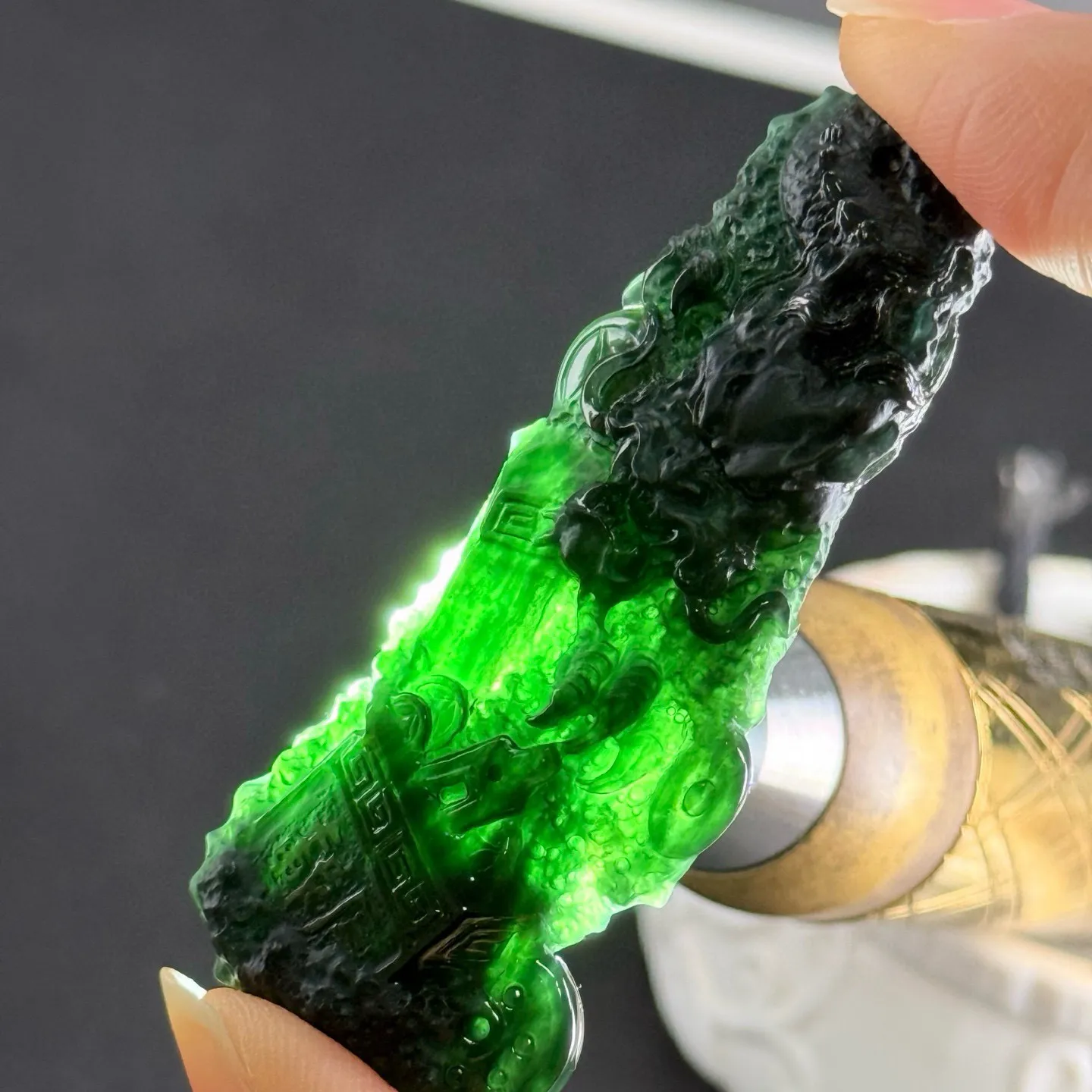 精品墨翠八破图 种好色正 黑度极好 打灯通透 尺寸58.9