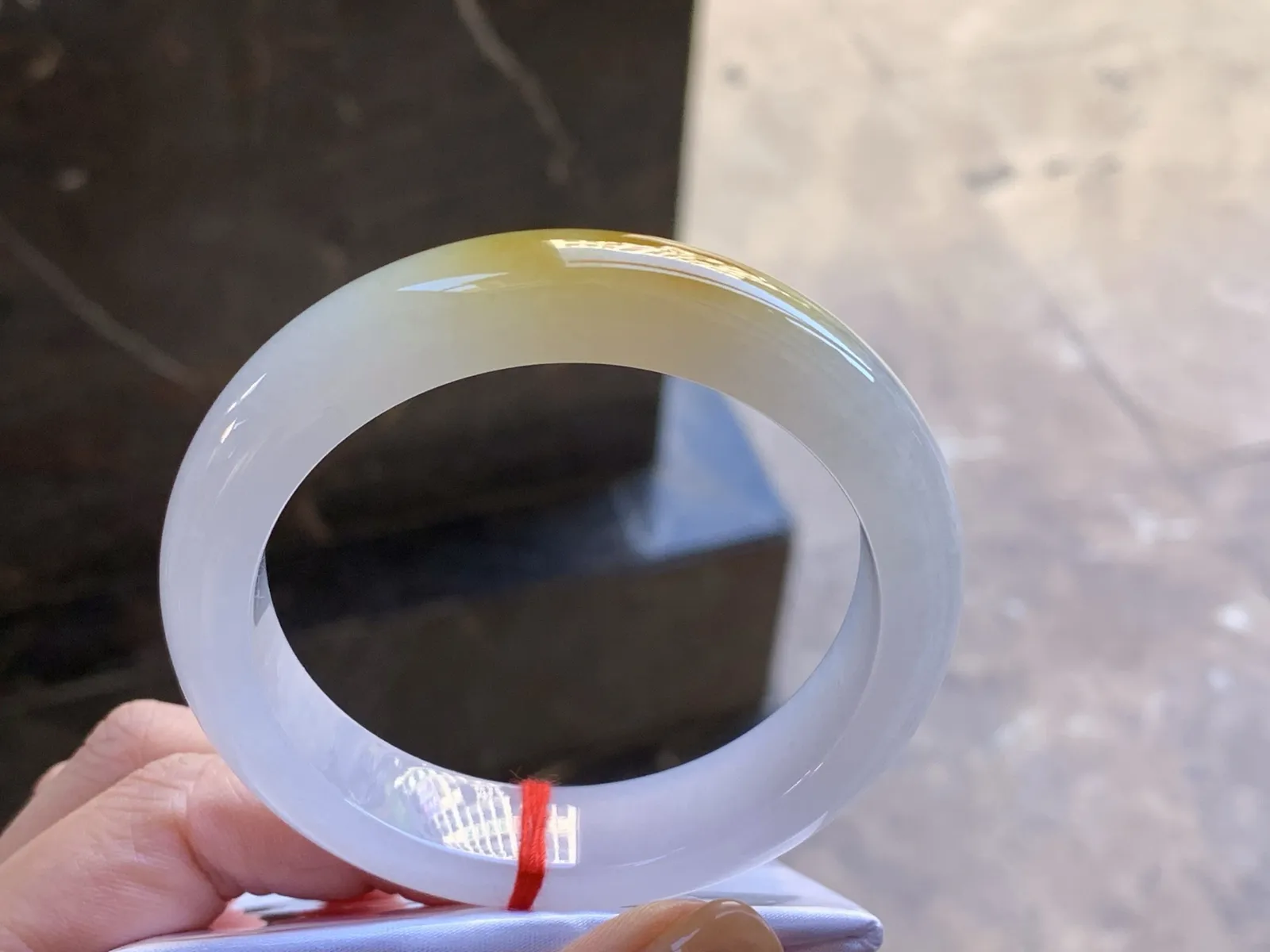 56-13.3-9

黄翡手镯^_^
水润独特