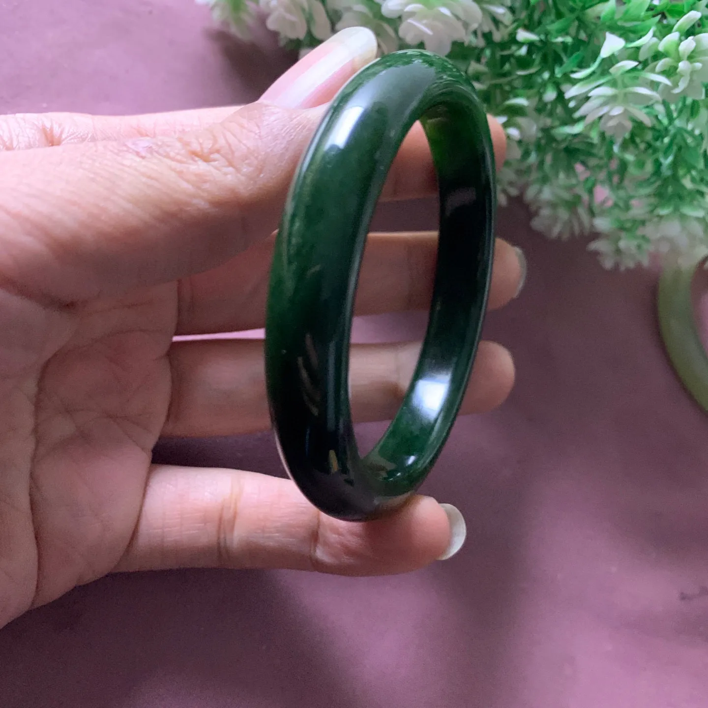 和田玉碧玉58.3圈口菠菜绿手镯，镯型古朴典雅。在诗情画意的雨巷相遇，你是我腕间的一抹风情，有你眸有