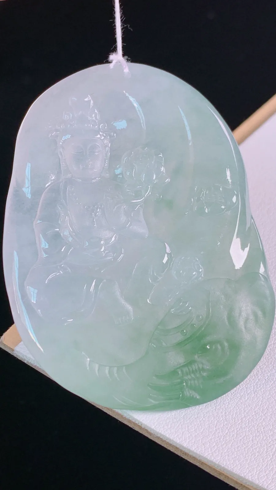 冰飘花普贤菩萨
清透细腻，花色灵动，完美
尺寸:67.0-50.3-6.5mm