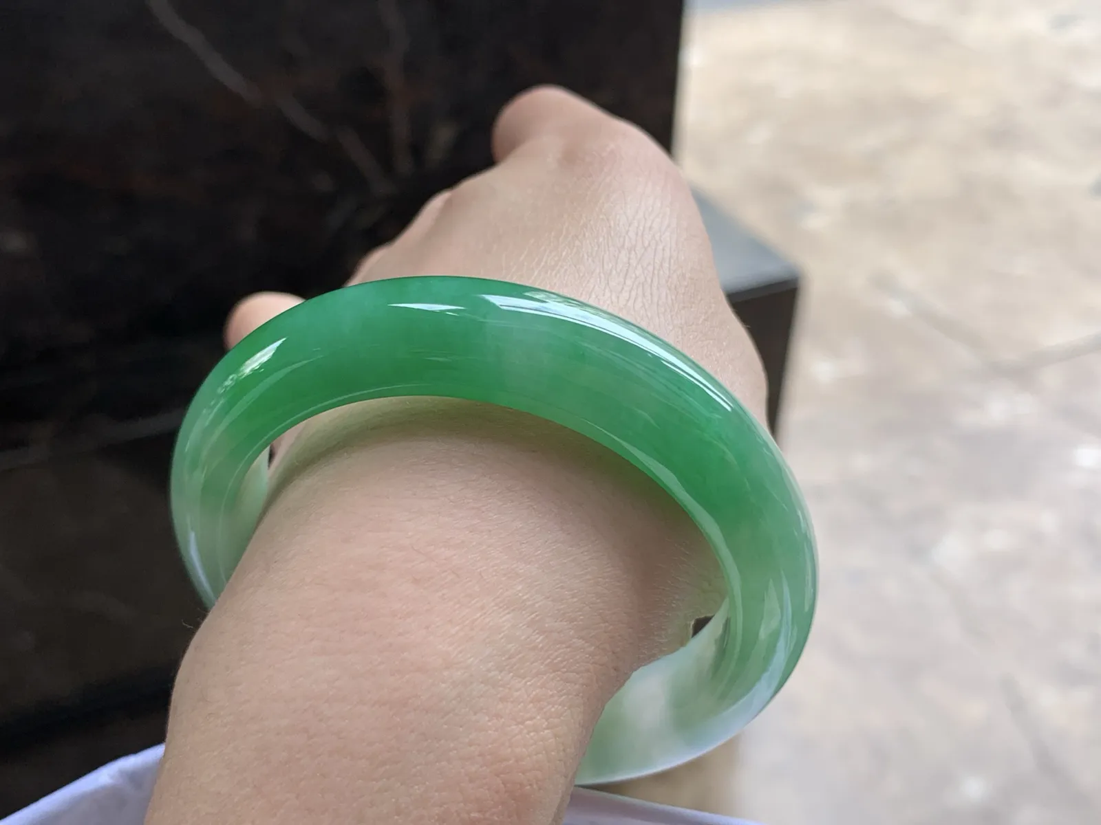 55-12.9-8.6

阳绿色手镯^_^玉质温润 颜色好看 底妆干净