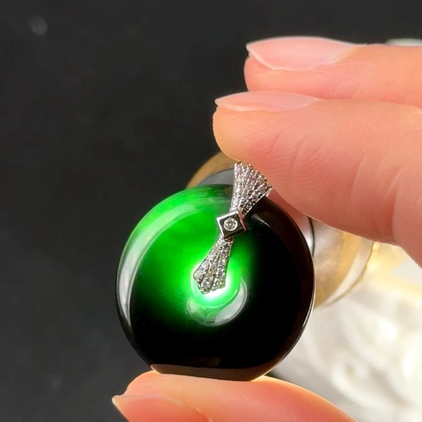 精品18k墨翠平安扣吊坠 种好色正 黑度极好 打灯通透 油性十足  尺寸25.1