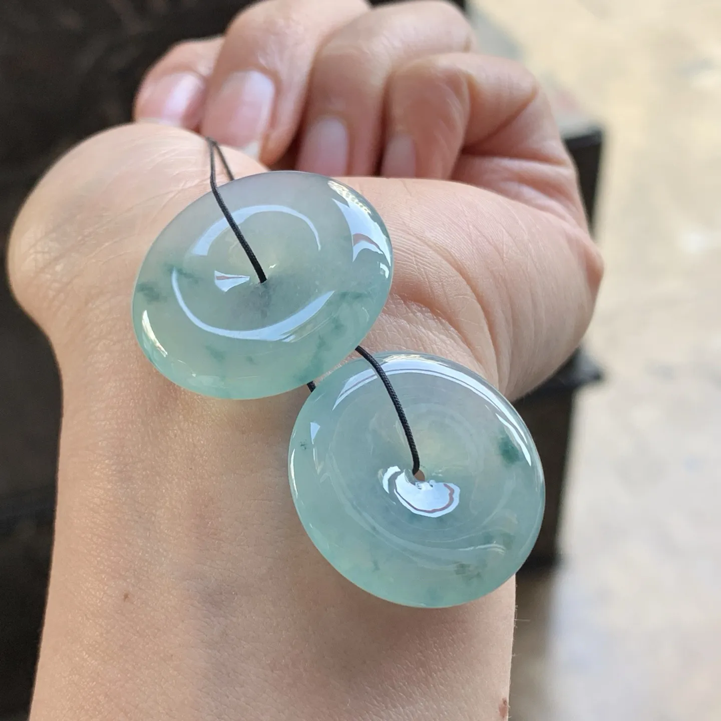 蓝花平安扣
尺寸：27.8-5.9mm26-5.6mm
一对 平安顺遂