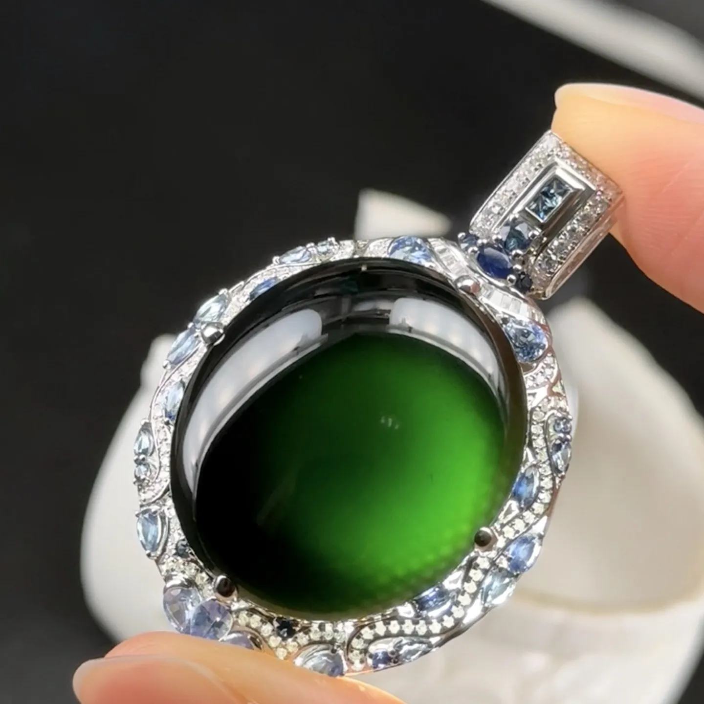 精品豪镶墨翠蛋面吊坠 种好色正 黑度极好 打灯通透 油性十足 尺寸42