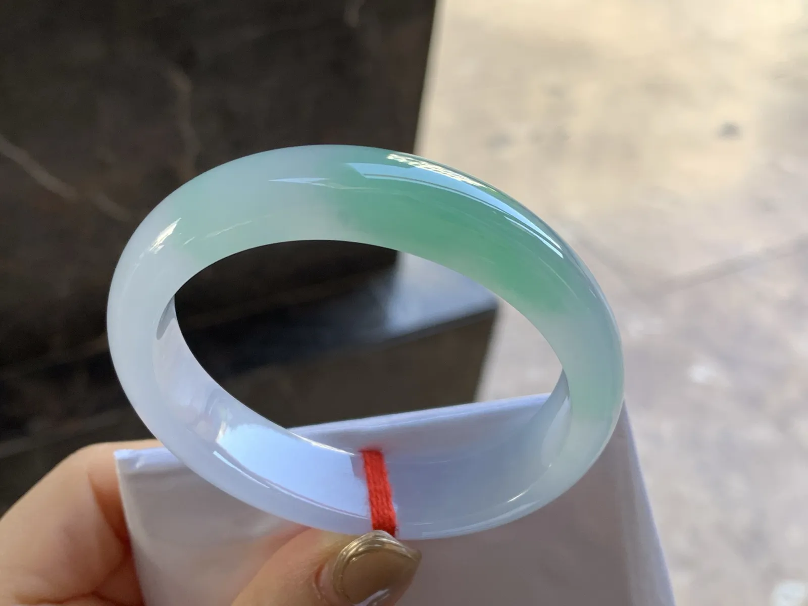 冰种带色贵妃镯
尺寸：53.5-13.2-7.8mm
种老肉细 正圈51 52可以带