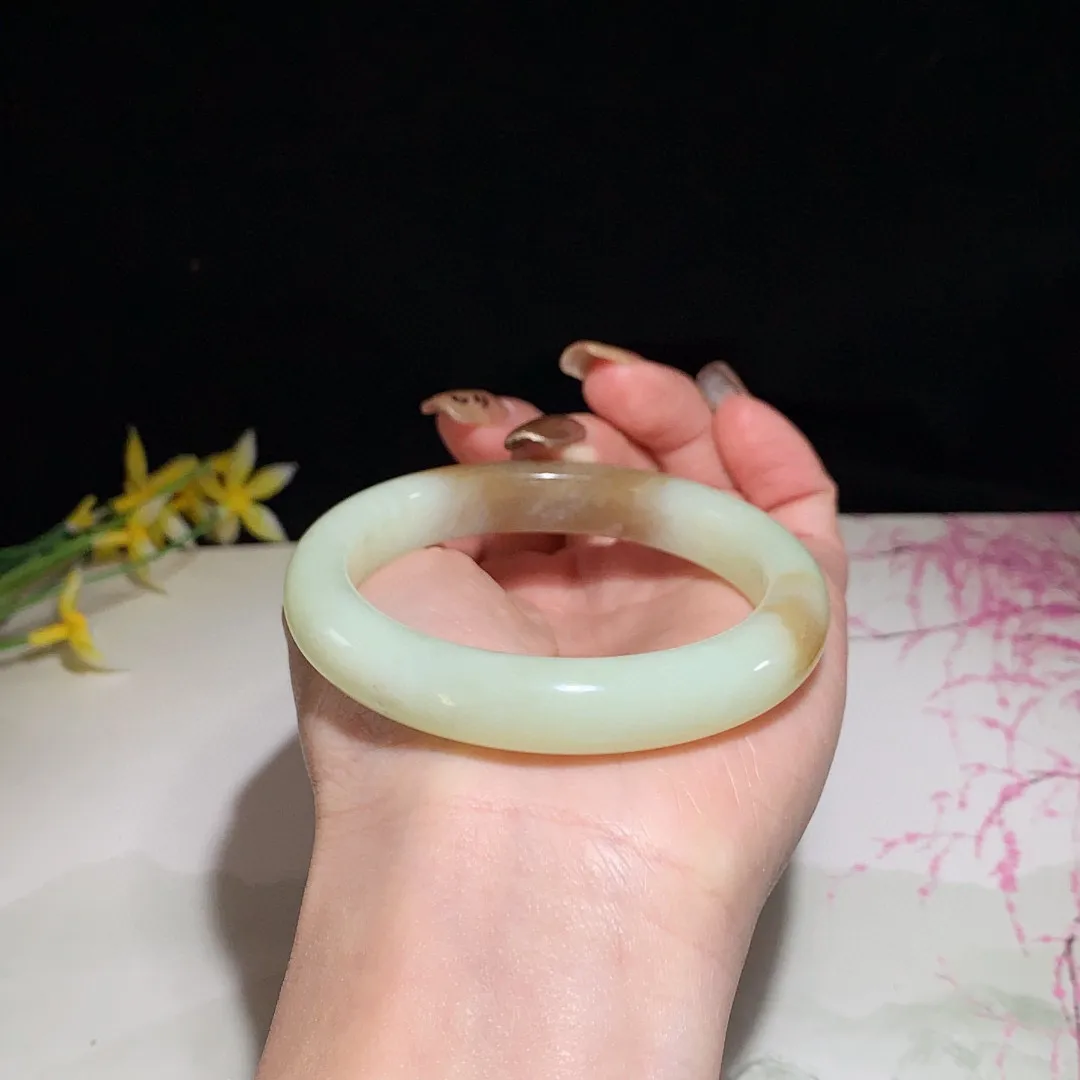 和田玉54圈且末糖手镯！玉质细腻油润 底色纯净  无纹裂 脂粉好，品质高。