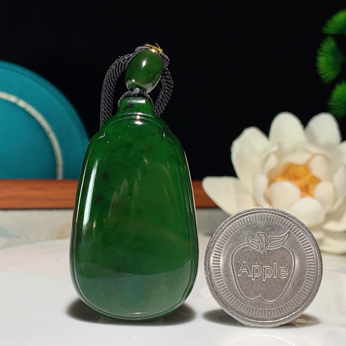 和田玉菠菜绿红皮料俄罗斯碧玉平安无事牌挂件。尺寸47/27/14重41克 玉质细腻油润 底色纯净 脂粉好，品质好。lt250112