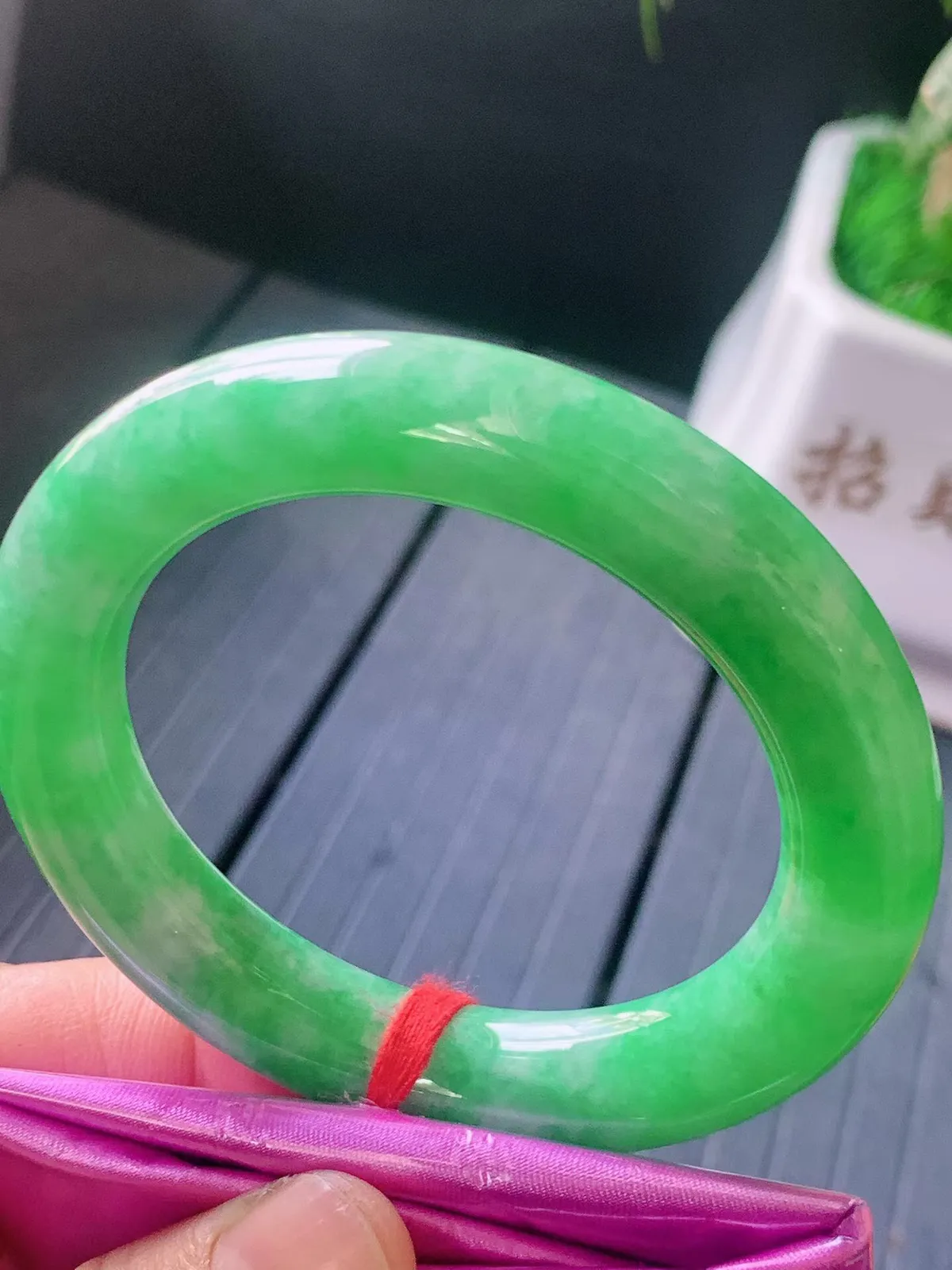 【翡翠名称】老坑种阳绿53.3圈口圆条手镯
【翡翠尺寸】53.3/11.5/11.3mm适合53-55.5正圈口佩戴
【翡翠描述】宝贝种老水足，玉质细腻，色泽靓丽，性价比高，佩戴效果好！
【其它赠送】权威证书/精美挂绳/盒子/支持全国复检/七天无理由退换货(买家只须付来回邮费即可）