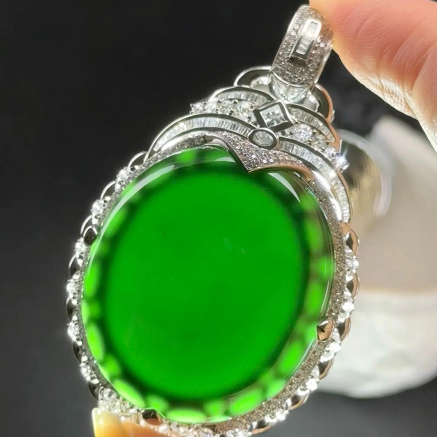 豪镶墨翠蛋面吊坠 种好色正 黑度极好 打灯通透 油性十足 尺寸62.3