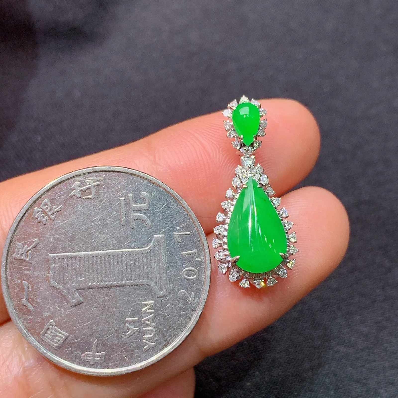 阳绿水滴吊坠，18k金镶嵌，冰润色阳，玉质细腻，种水足，Fj 尺寸22.9*9.8*7.1