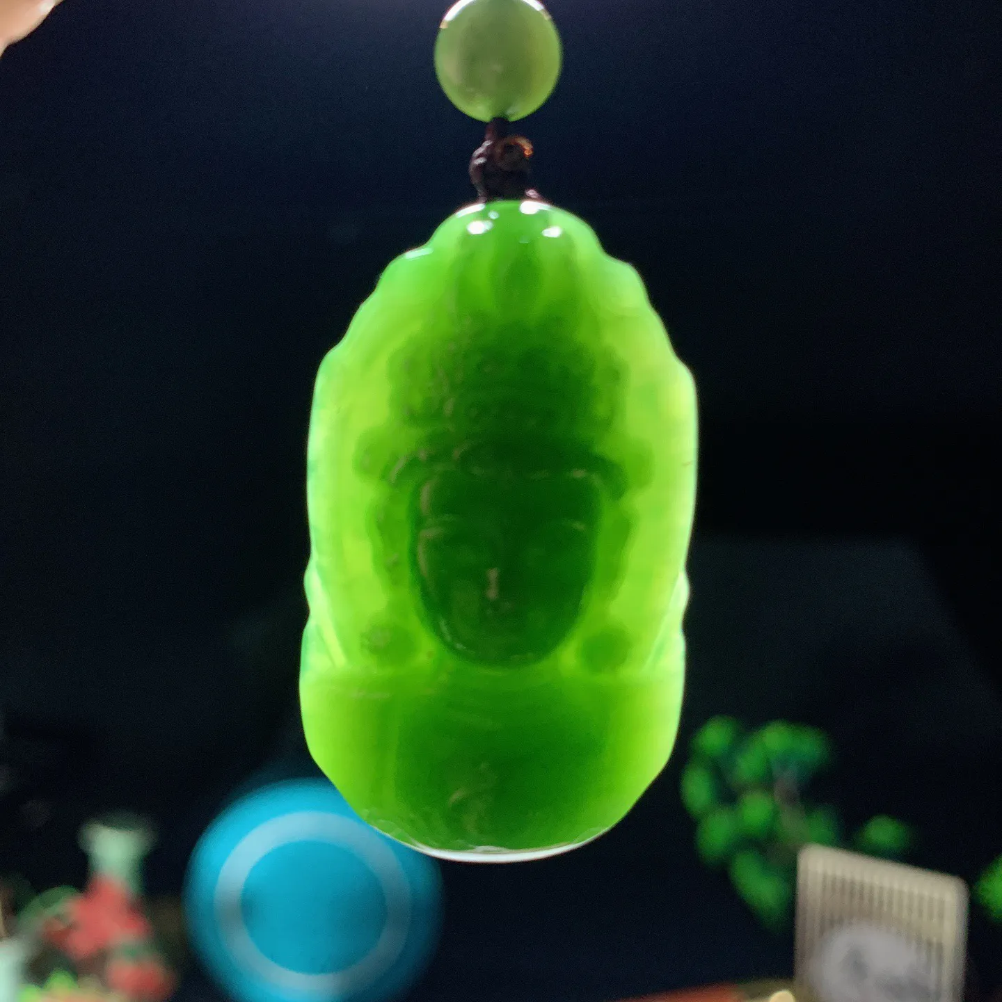 和田玉阳绿俄罗斯碧玉观音头挂件。尺寸39/24/11重22克 玉质细腻油润 底色纯净 脂粉好，品质好。lt250112