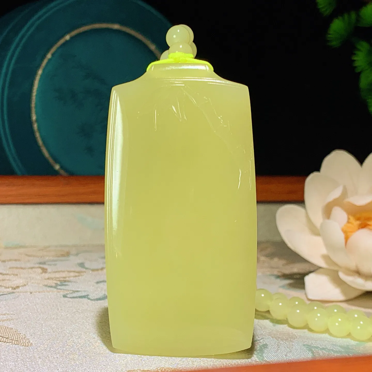 新疆和田玉若羌黄口料节节平安无事牌挂件。黄口料节节高升平安无事 尺寸68/35/10重96.6克 玉质细腻油润 底色纯净 脂粉好，品质好。lt260112