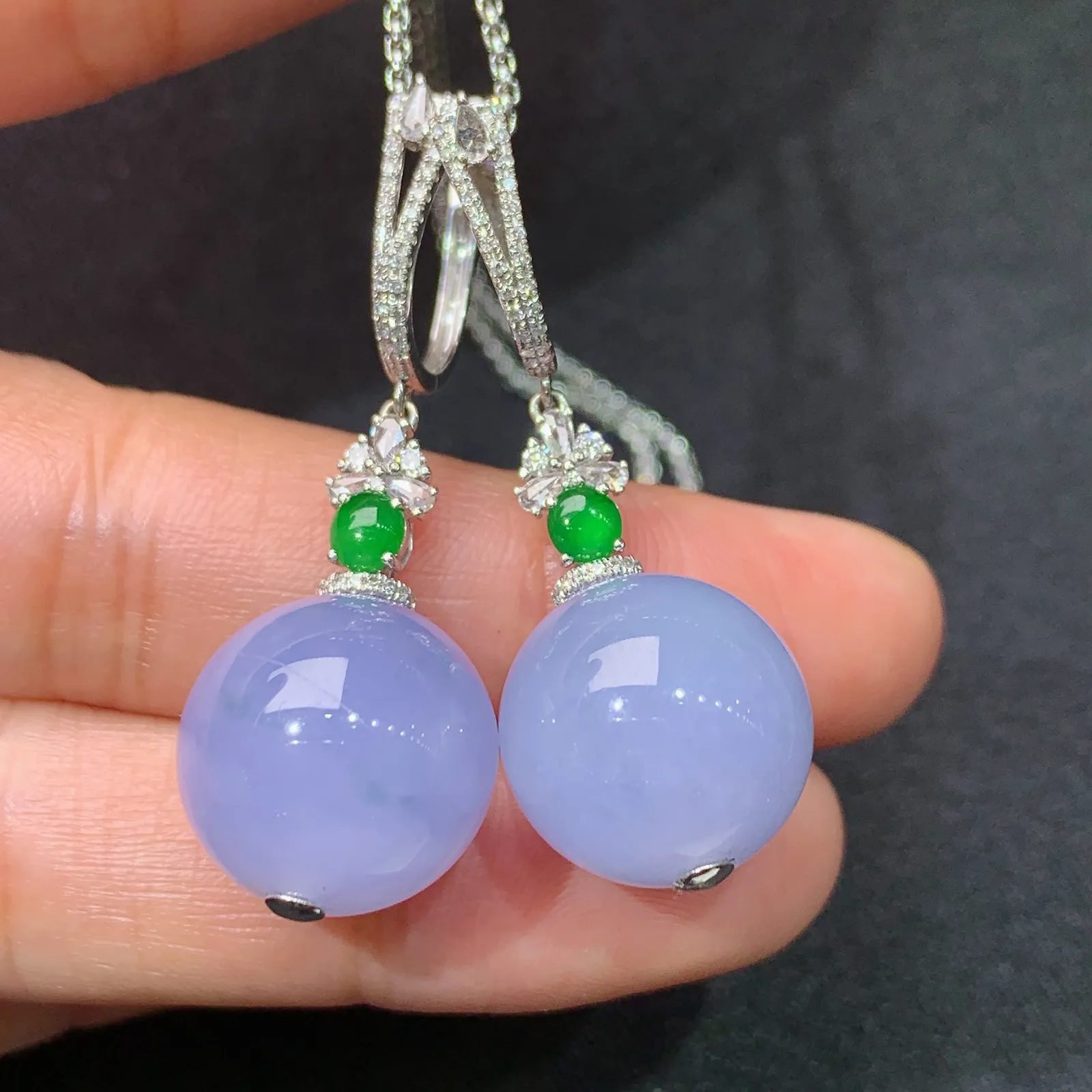 紫罗兰圆珠耳坠，18k金镶嵌，温润细腻，颜色鲜艳，Hl 直径14.2