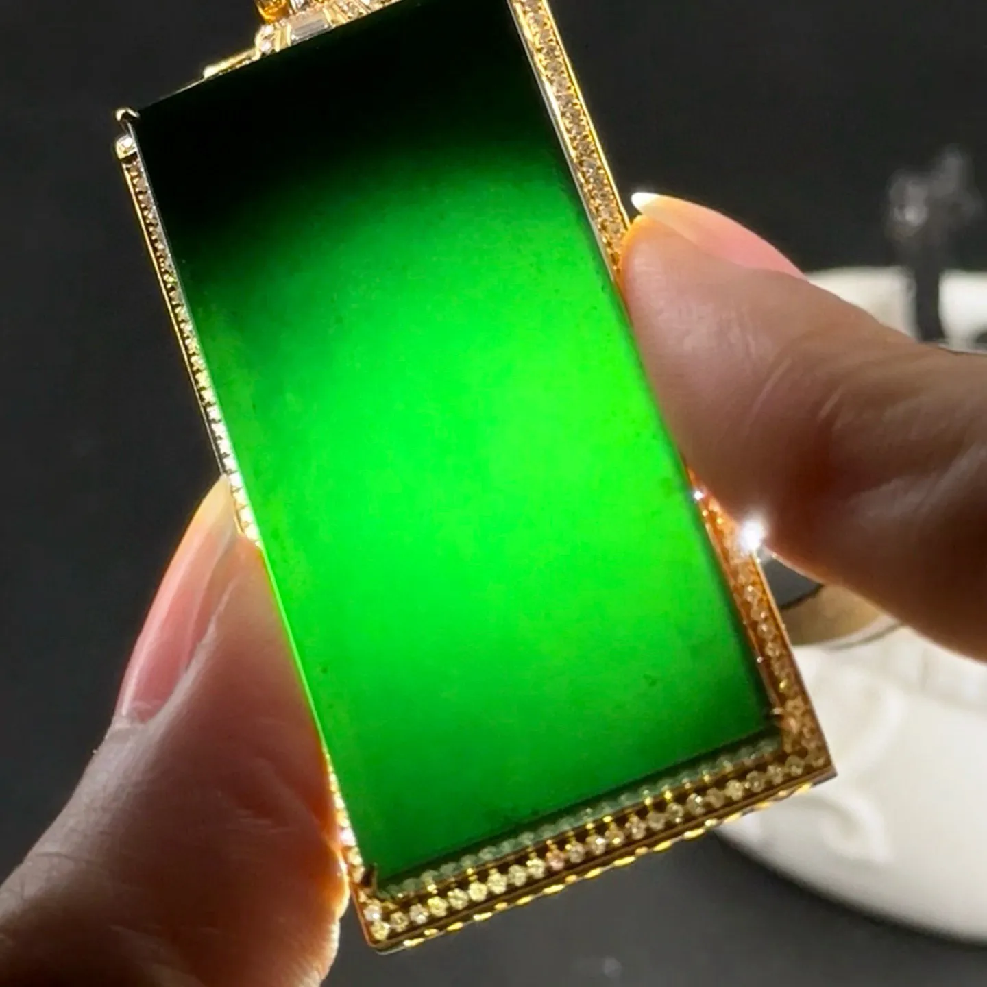 精品18k墨翠无事牌 种好色正 黑度极好 打灯通透 油性十足 尺寸62
