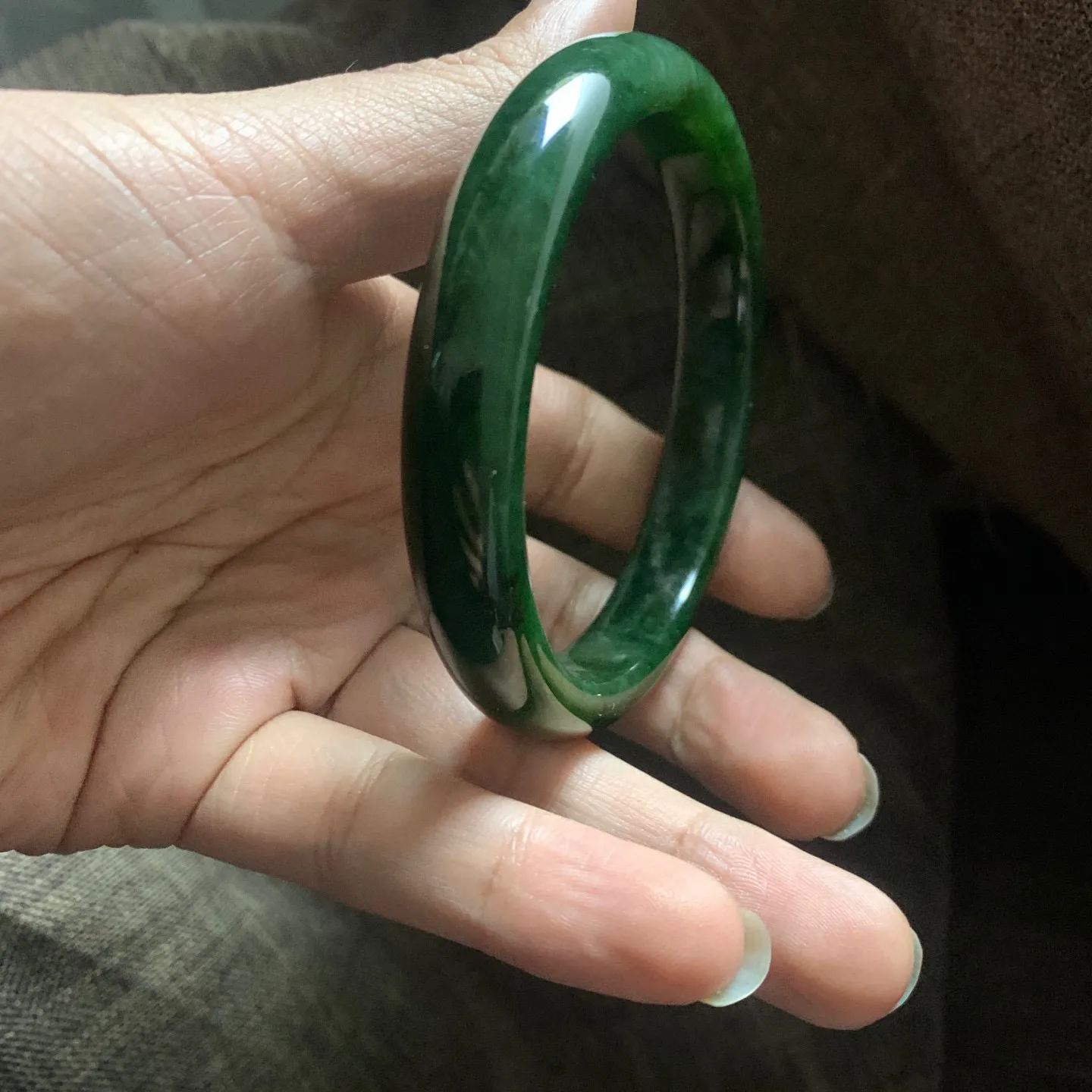 和田玉碧玉62.2圈口菠菜绿宽版手镯【挽间柔情】，镯型古朴典雅。在诗情画意的雨巷相遇，你是我腕间的一抹风情，有你眸有深情.清风荡漾湖间静水，我愿俯身低眉，在烟波涟漪处寻