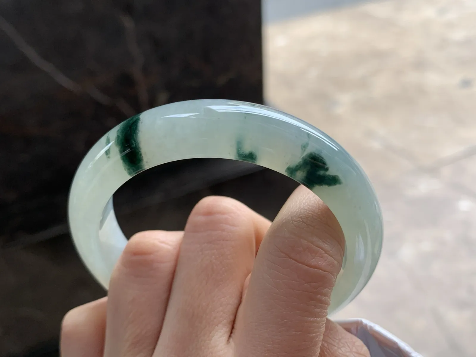 56.5-12.8-8.6

蓝花手镯^_^玉质温润