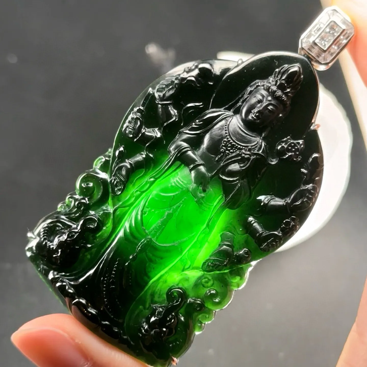 精品18k墨翠千手观音 种好色正 黑度极好打灯通透 油性十足 尺寸78.9