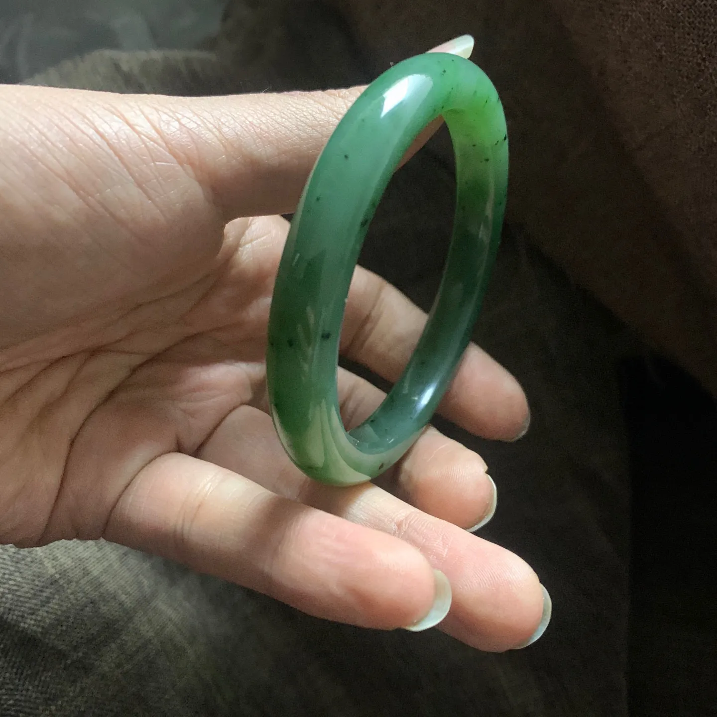 和田玉碧玉61.3圈口菠菜绿手镯【挽间柔情】，镯型古朴典雅。在诗情画意的雨巷相遇，你是我腕间的一抹风