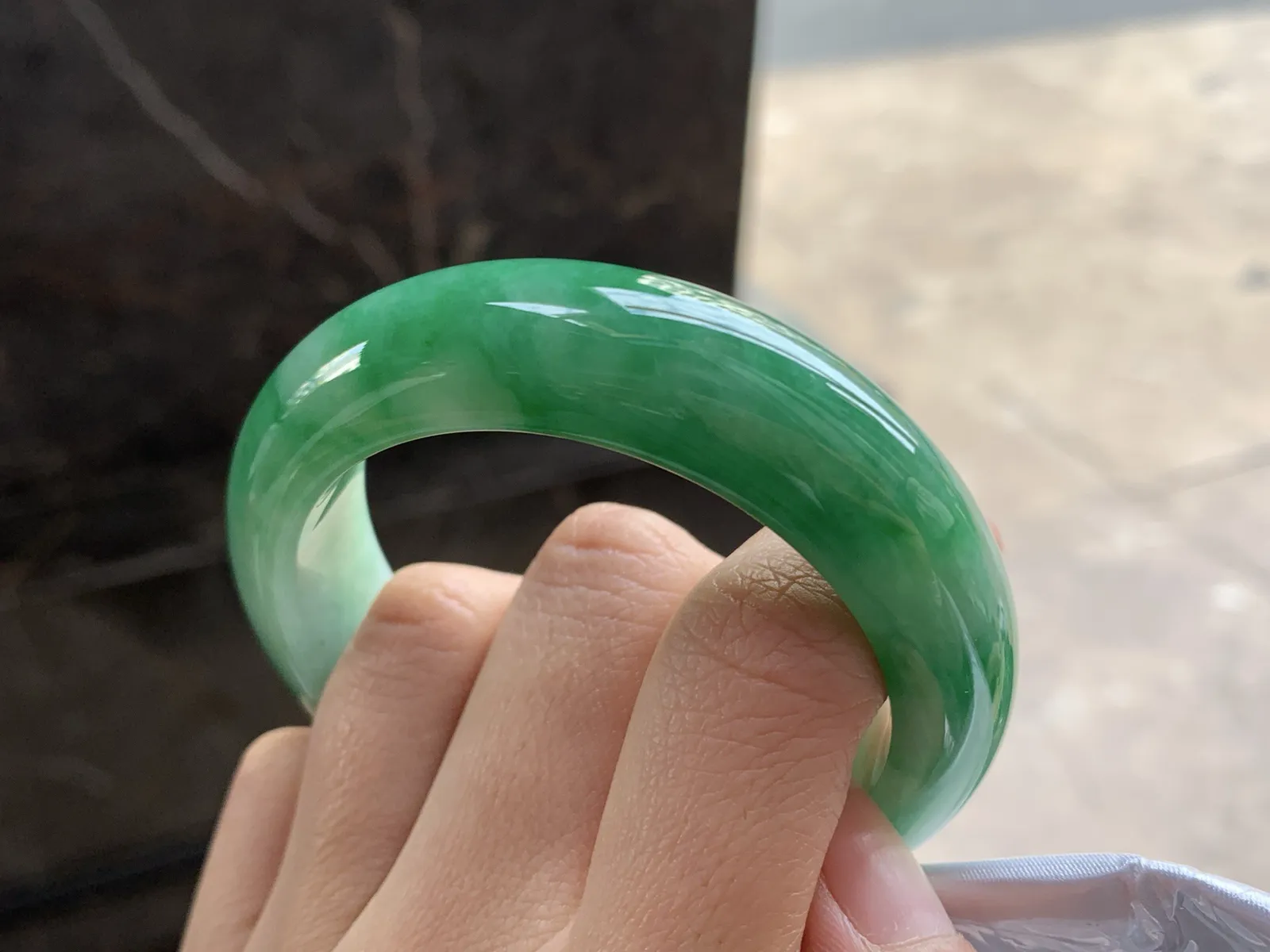 53-15.7-9.2

浓绿色宽版手镯^_^颜色浓郁 鲜艳