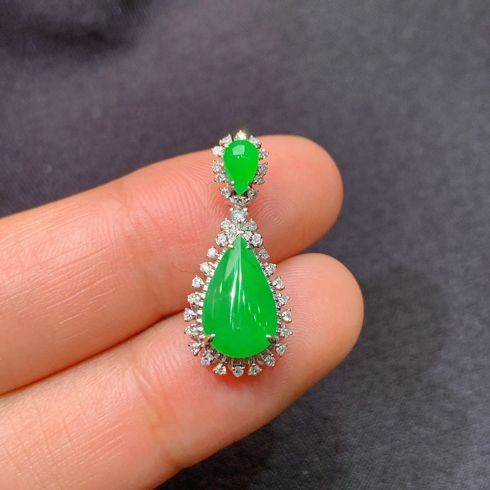 阳绿水滴吊坠，18k金镶嵌，冰润色阳，玉质细腻，种水足，Fj 尺寸22.9*9.8*7.1