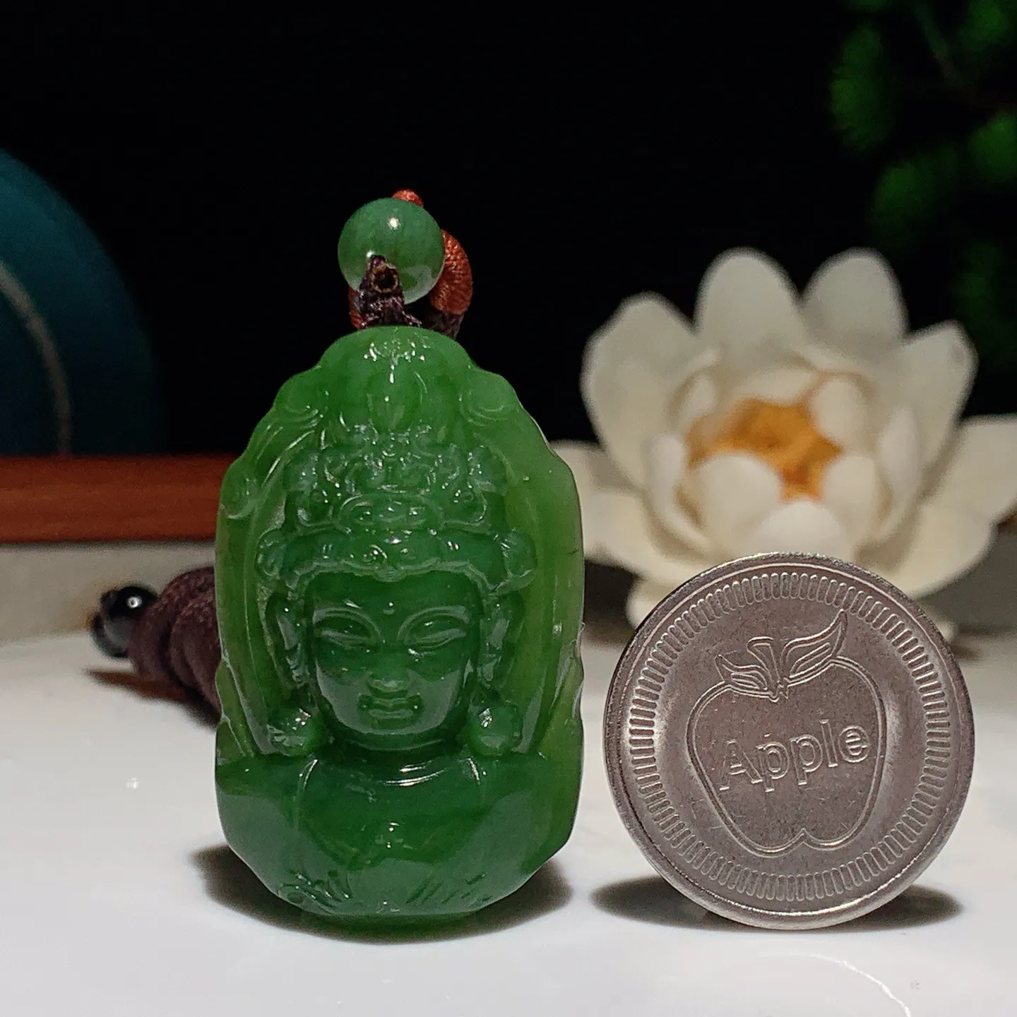 和田玉阳绿俄罗斯碧玉观音头挂件。尺寸39/24/11重22克 玉质细腻油润 底色纯净 脂粉好，品质好
