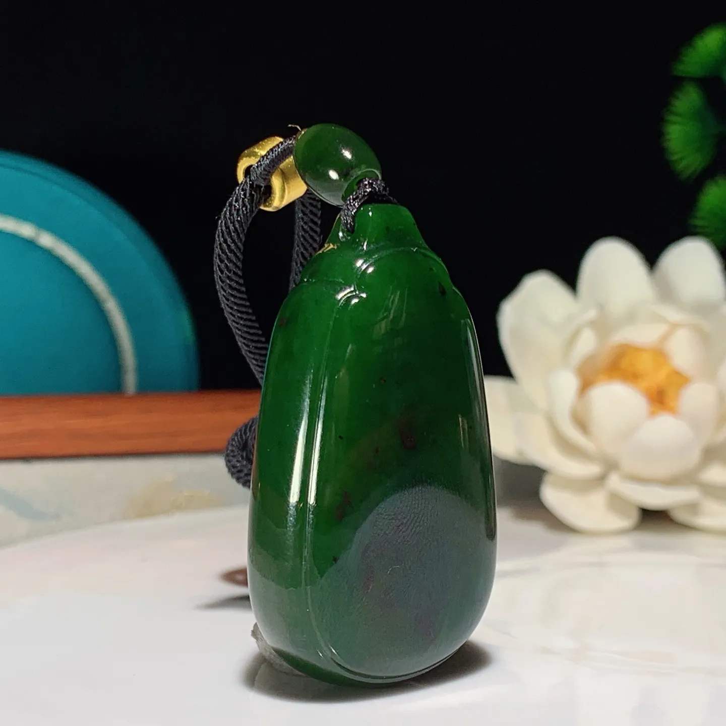 和田玉菠菜绿红皮料俄罗斯碧玉平安无事牌挂件。尺寸47/27/14重41克 玉质细腻油润 底色纯净 脂