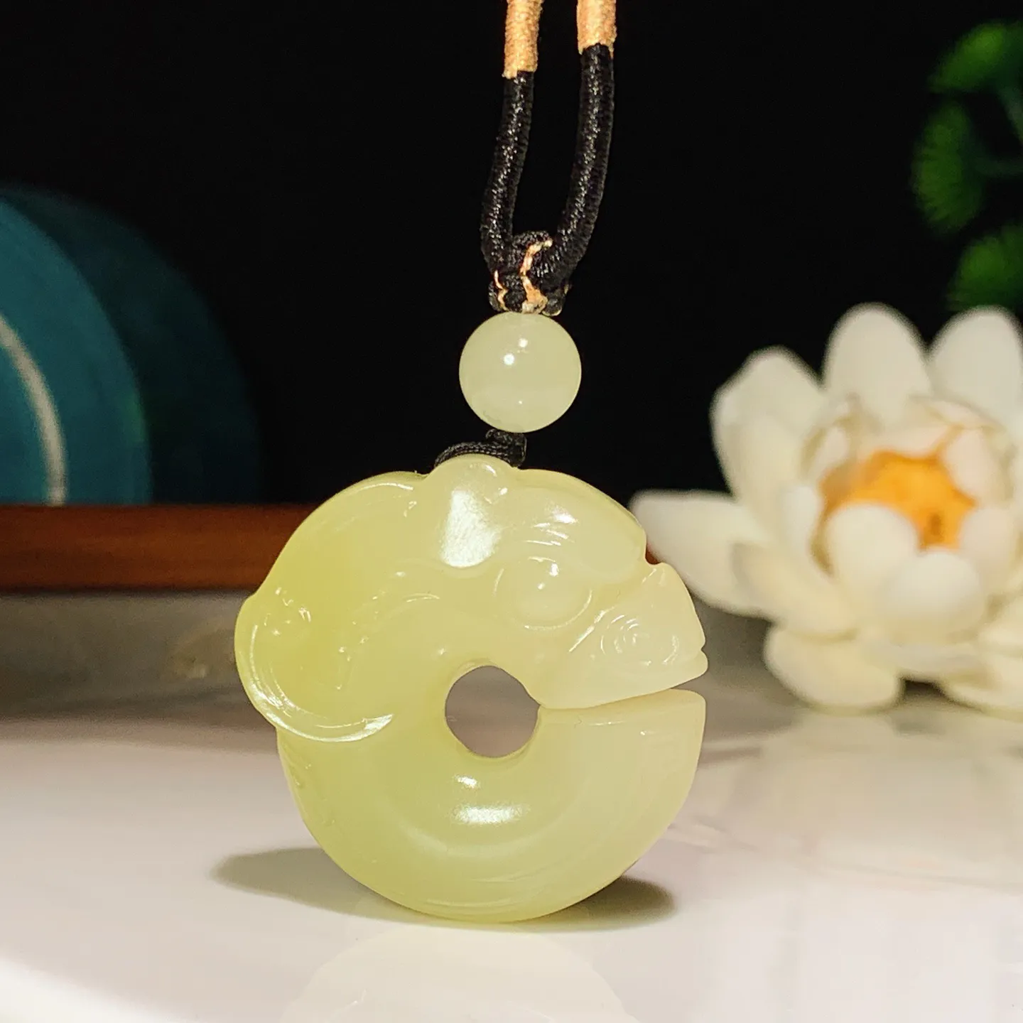 新疆和田玉若羌黄口料玉猪龙挂件。尺寸31/10重19.5克 玉质细腻油润 底色纯净 脂粉好，品质好。lt250112